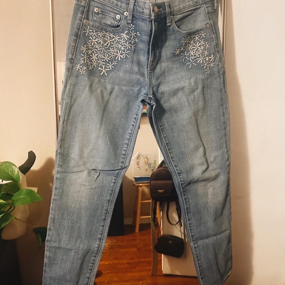 GAP JEANS EMBROIDERY SIZE 27 BEST GIRLFRIEND STRAIGHT JEANS